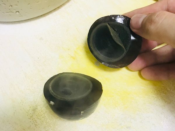 1.先將皮蛋放進電鍋蒸
（蒸過後的皮蛋，它的蛋黃不會因為拌炒而鬆散掉喔！嫌麻煩可以省略，拌炒時可能會糊化）
大約10分鐘即可

2.將蒜切片
3.地瓜葉洗淨