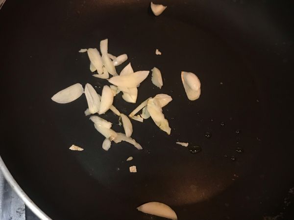 熱鍋抹油
拌炒至蒜味出來