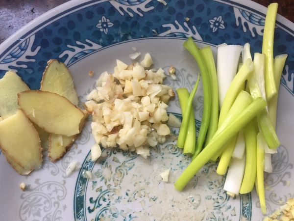 薑-切片/切絲 都可以
蒜-切末
蔥-切小段