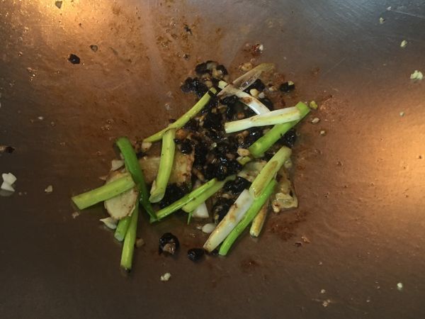 起鍋倒入些許油
把蔥、薑、蒜、豆鼓加入爆香