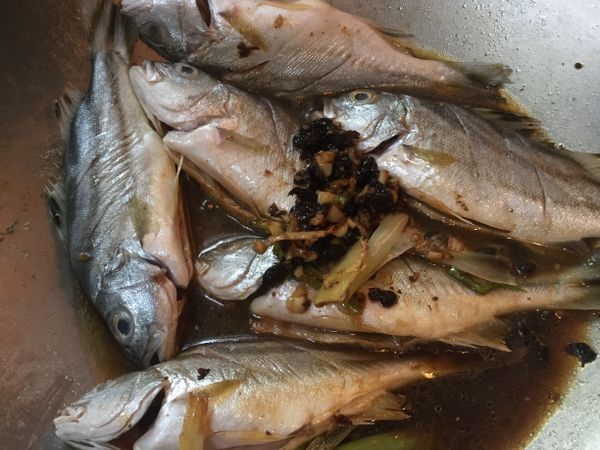 依序加入米酒、醬油、醬油膏、白開水
（醬油跟醬油膏不要太多，因為一開始魚身有抹鹽巴）