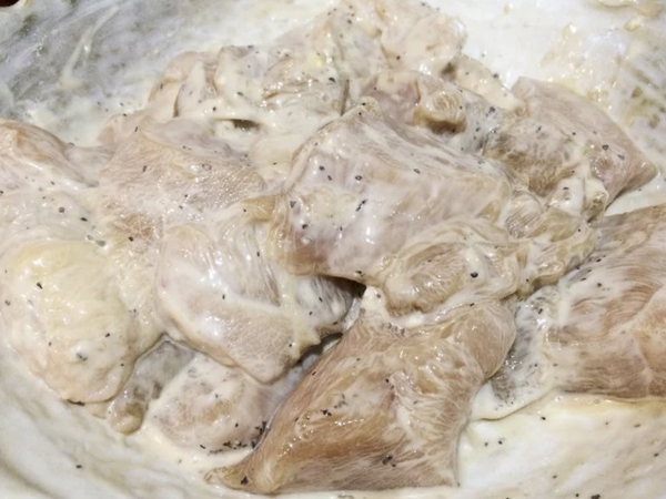 醃製食材：豬里肌肉切塊狀用醬油，米酒，糖1/4小匙，黑胡椒粉，蛋液醃製，抓一抓可以幫助入味！約等待30分鐘。再加入地瓜粉混合，稍微等待一下讓它反潮。