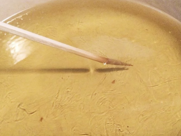 準備一個油鍋，放入約1/3鍋的油量，開中火加熱，油溫約150度，第一次炸油溫不用太高