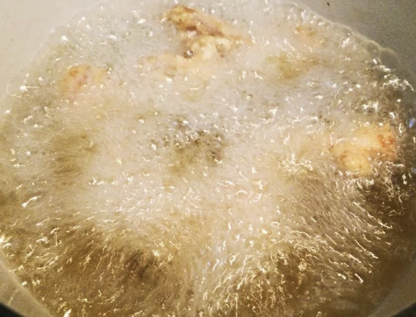 油溫到達後，才慢慢一塊一塊放入，慢慢炸，一次下太多會全部黏成一家喔！
*炸到淺金黃色澤就可以撈起