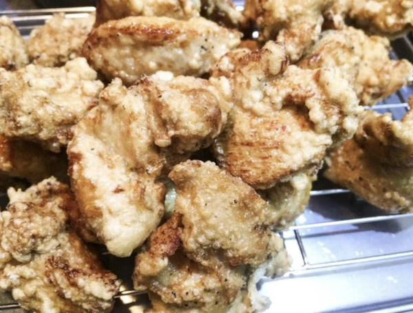 等全部炸好，再次把油鍋溫度拉高，把豬肉塊再下鍋一次，這樣可以把油逼出，豬肉塊才會不油膩，不需要炸太久，比第一次的淺金黃色再深一些就可以撈出瀝乾油份。
（這裡炸完其實就是一道美味炸物囉）