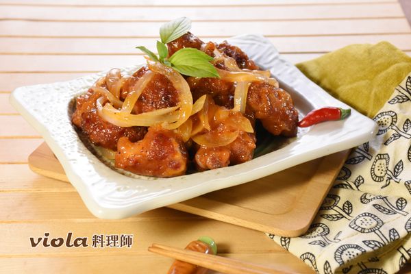 醬汁煮滾後，放入炸好的豬肉塊，可以用甩鍋的方式，讓雞塊沾覆醬汁，鍋裡呈現乾爽狀態就可以起鍋。