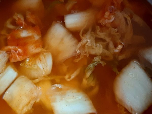 泡菜全放，加點水。