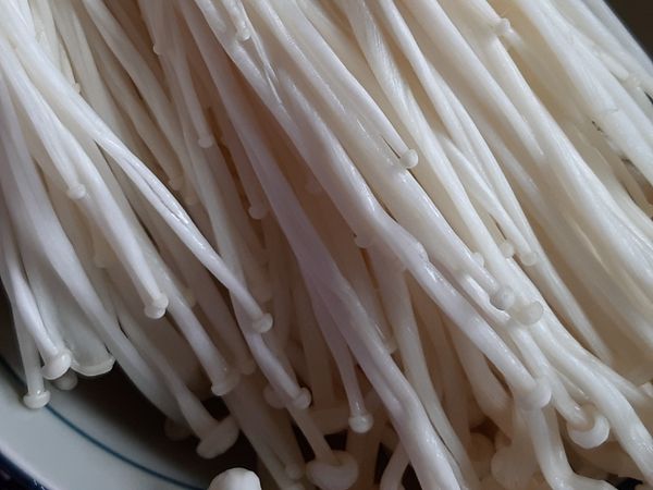 金針菇洗好備用。