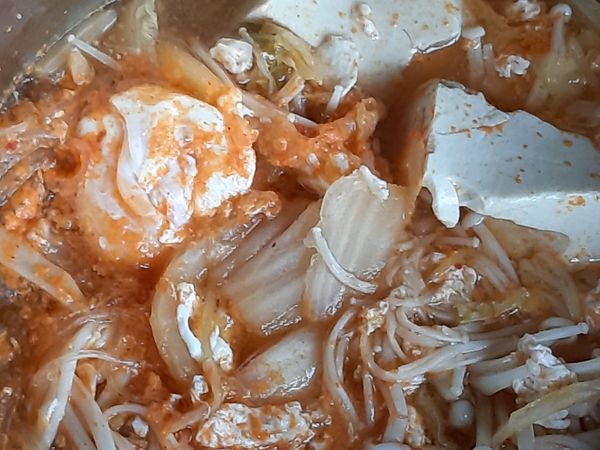 蛋不攪拌煮，直接入鍋會比較完整，像荷包蛋一樣。（圖片左上角是雞蛋)