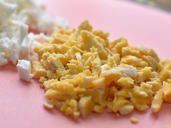 將鹹鴨蛋蛋黃取出切碎。