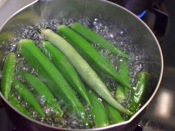 秋葵洗淨後放入滾水中汆燙1分鐘。