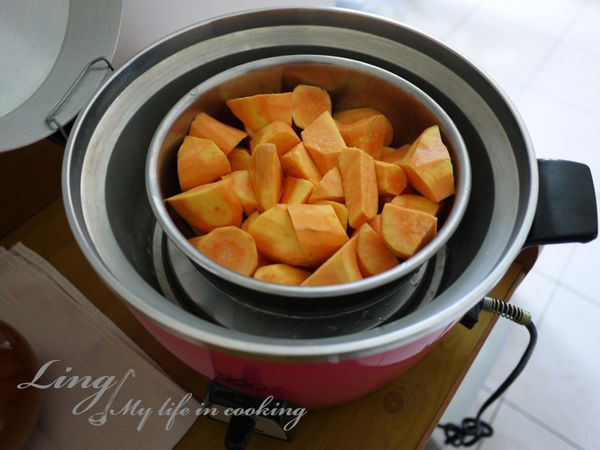 將地瓜去皮切成塊狀，放進電鍋內，電鍋外放一杯水。