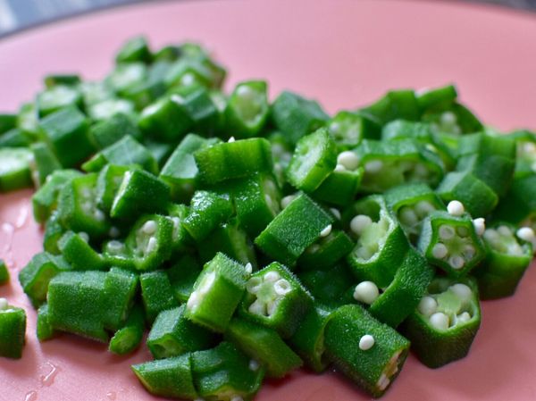 秋葵切小小段。