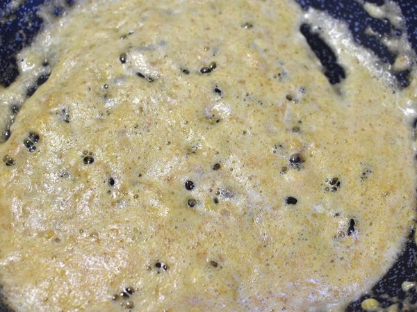 鍋中加入一大匙油，放入蒜末炒香再放入蛋黃炒出油泡。