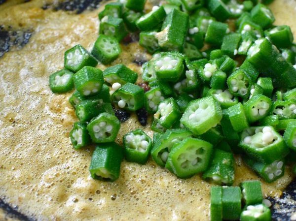 加入秋葵翻炒。（也可加入一點點的蛋白看個人喜好囉！）