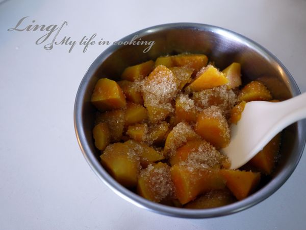 地瓜蒸熟後拿起，趁熱加入砂糖攪拌成泥狀，放涼備用。