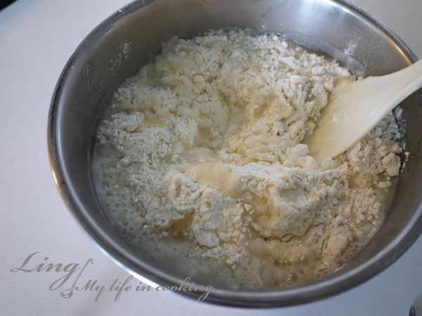 溫水倒入麵粉中後，用湯匙或飯匙攪拌均勻。
（這時候水溫度很高，不能用手攪拌，以免燙傷）
