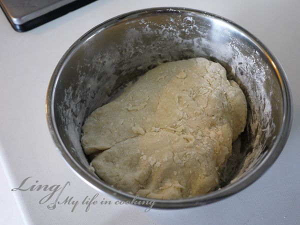 攪拌至看不見粉類後，再用雙手揉壓均勻一下。