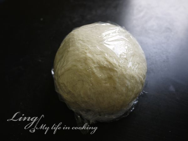 拿濕布或保鮮膜包覆起麵團，放20分鐘醒麵團。