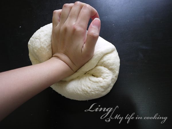 醒好的麵團再用雙手揉壓成為光滑的麵團。