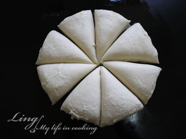 將麵團分隔成十等分，每一份滾揉成圓狀，
蓋上濕布或是保鮮膜休息15分鐘。
（照片我是分成八等分，做出來的抓餅直徑差不多是25cm偏大；十等分做出來是直徑20cm比較剛好）