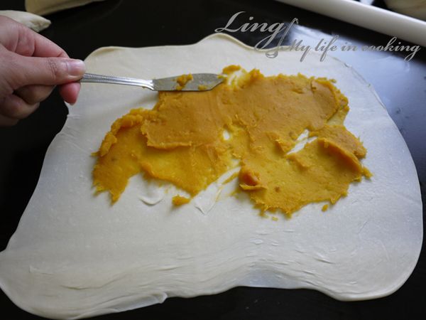 在麵皮上塗滿地瓜泥。