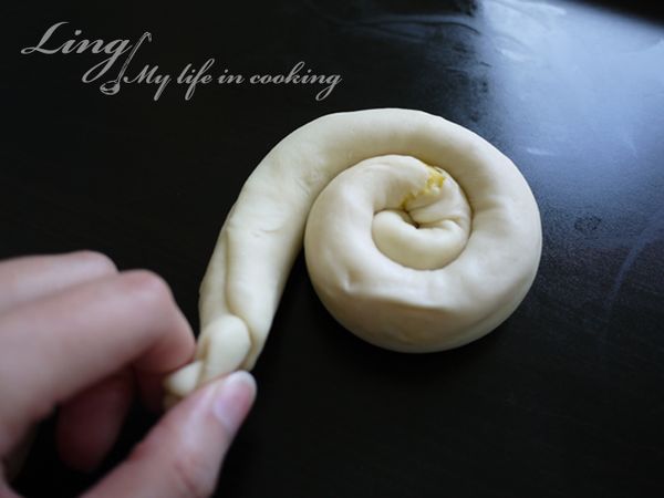 再繞成蝸牛狀，收口包緊，表面塗上少許的沙拉油，蓋上濕布或是保鮮膜鬆弛10~15分鐘。