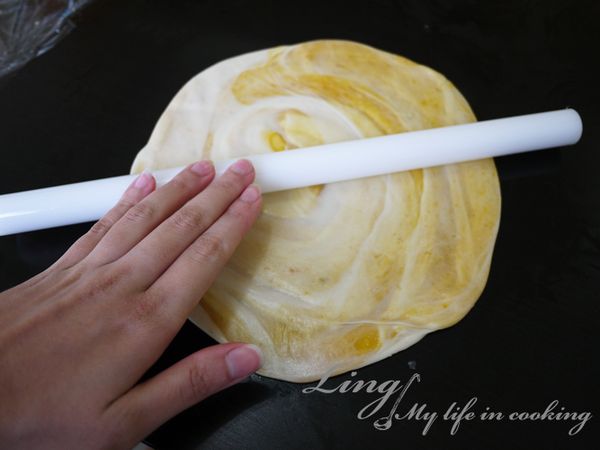 鬆弛好的麵團壓扁，用桿麵棍壓成圓片狀，
厚度差不多是0.3~0.4cm。