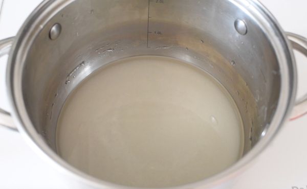 先將水和糖加入鍋內，拌勻，然後用中火煮糖 （＊期間絕對不可以攪拌）