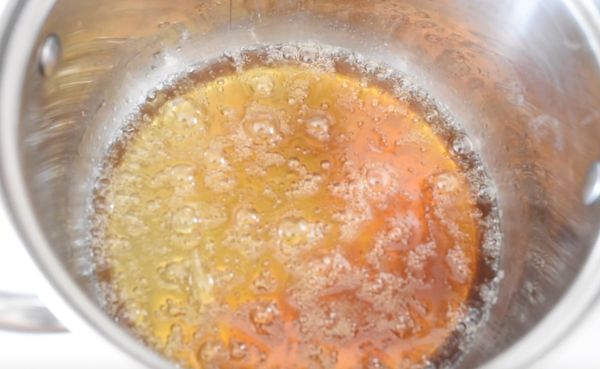 一直煮至糖溶化，然後變成焦糖色(需約6-8分鐘左右）