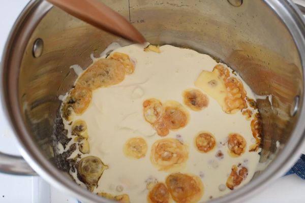 成焦糖色時，立刻離火，加入鮮奶油，拌勻，再加入奶油，拌勻 （＊小心會有很多氣泡)