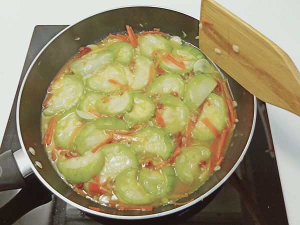 蓋鍋子稍微軟化後
在丟枸杞翻炒
加個鹽巴
蓋鍋蓋悶著
完全軟化可上菜