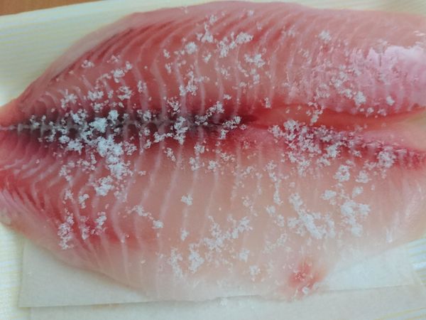 把鯛魚片抹上鹽，或是自己喜歡的調味料、或是醃製入味。
抹鹽的話，單面抹就好了！自己試驗結果雙面太鹹了！