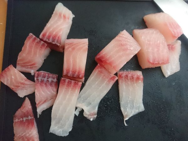然後把魚肉切成適口大小的魚片