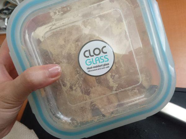 把魚肉放進去，蓋上蓋子，輕輕搖晃，把黃豆粉裹上魚肉。黃豆粉不夠可以再加。裹好黃豆粉之後，就蓋著蓋子靜置5分鐘，讓黃豆粉被魚肉的水份浸透。