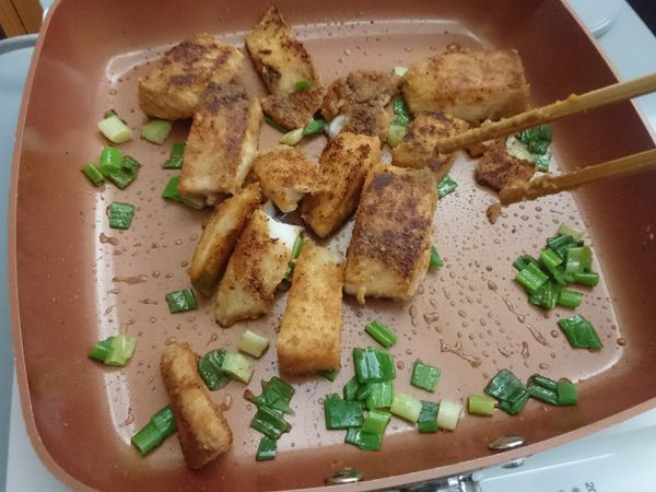 加入剛剛盛起來的魚肉輕輕地拌炒。