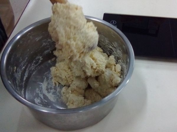 燙麵：盆中置麵粉+糖+鹽混勻，倒入熱水迅速攪拌再加入冷水攪拌成粗麵糰，最後加入玄米油揉勻至三光，覆膜放靜置30分鐘。