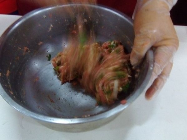 內餡：

鍋中置細絞肉、蔥花、白胡椒粉、香油、醬油、鹽、太白粉、水攪拌均勻後甩打5分鐘以上，靜置備用。