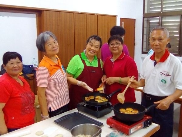 已靜置鬆弛完成的燙麵皮再揉光、揉成長條，分割34個麵糰(每個小麵糰約30g)，小麵糰擀成圓片包入內餡，以手的虎口將麵糰縮口緊實，壓平，平底鍋置油，加熱，煎烤5分鐘後翻面5分鐘…共煎烤四次約20分鐘。