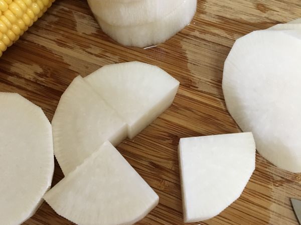 依自己喜愛的大小將蘿蔔備料(我喜歡切十字，體積小一點，較容易熟透唷)