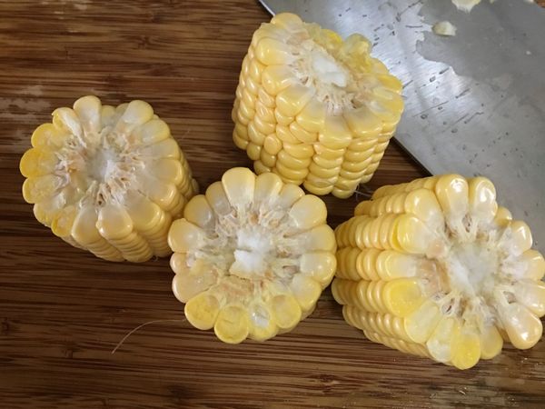 玉米也依喜愛的大小切好(如果是在傳統市場購買可以請攤販先幫你切好～)