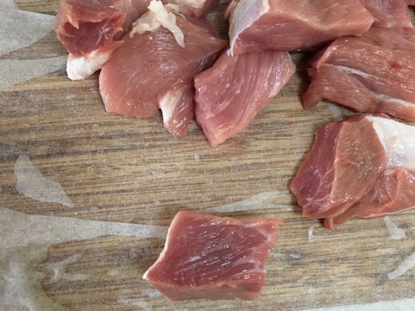 這是在全聯購買的肩胛肉，
他上層也有稍微的脂肪，
所以讓我覺得可以嘗試用來燉看看！
切成好入口的大小即可唷～