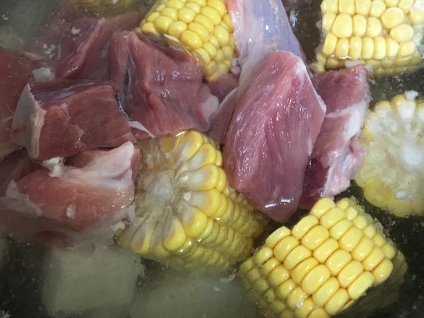 將所有食材放入電鍋中！
薑我是切片一併放入～
電鍋外鍋2杯水
內鍋2大匙米酒，水的量淹過食材即可