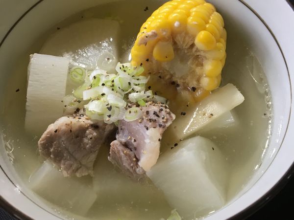 燉好後，在電鍋裡悶個10-15分鐘，
依個人喜歡的味道添加鹽跟黑胡椒就完成了唷！
也可以加點蔥花點綴🤗