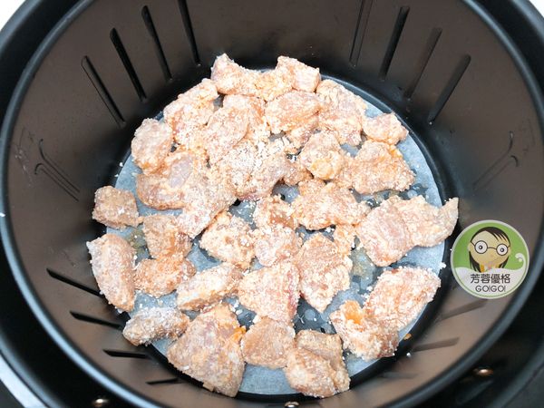 取出氣炸內鍋，舖上烘焙紙
放上抹油裹粉的檸檬雞胸肉
直接氣炸