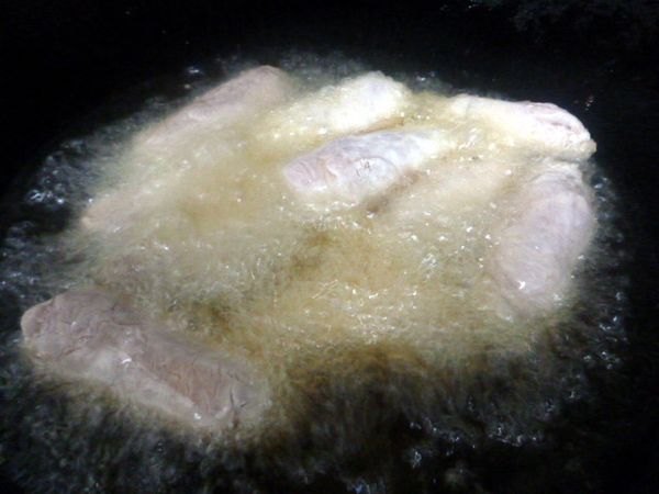 沾上太白粉用中大火至金黃