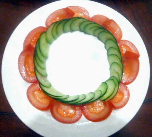 番茄和黃瓜裝飾圍盤