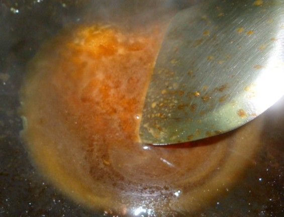 鍋中放入[醬汁],少許水用太白粉勾芡