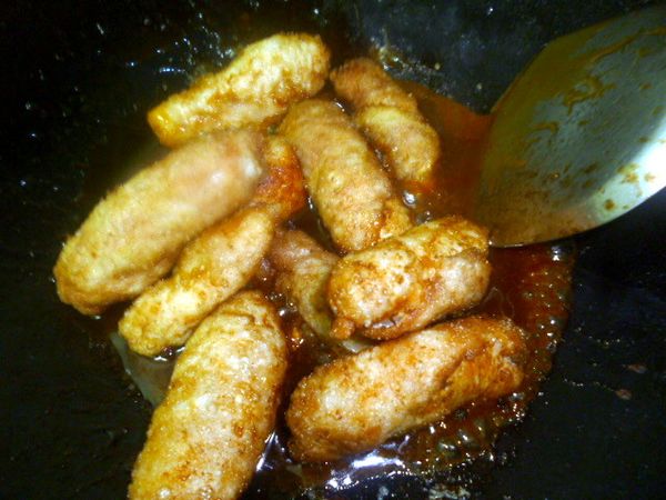 放入炸好的肉捲,拌勻