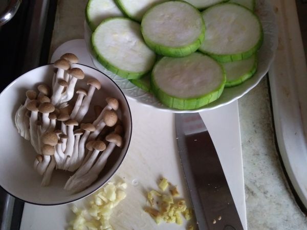 絲瓜削皮切圓片狀
鴻喜菇底部切掉，剝成v字型，不用水洗
薑、蒜切末